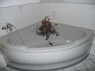 ECKBADEWANNE MIT SCHÜRZE
